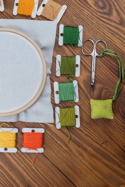 Stół do pracy z narzędziami do haftu